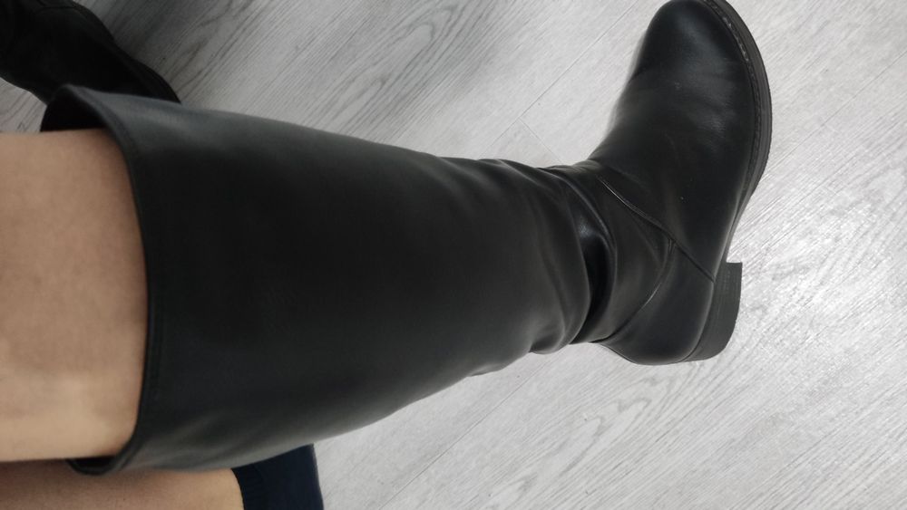 Продается зимние сапоги меховые