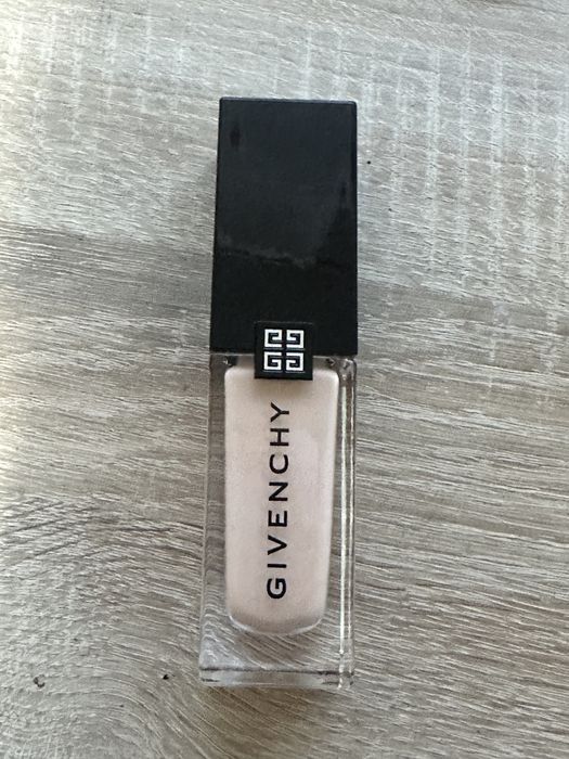 Fond de ten Givenchy Prisme Libre Skin-Caring Glow