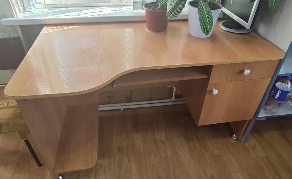 Компьютерный стол.