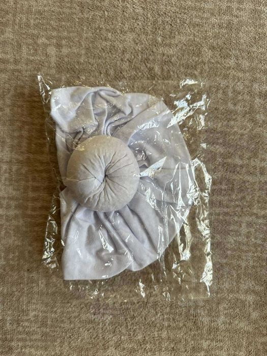 Шапка за новородено с помпон