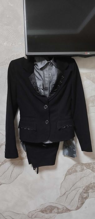 Классический костюм женский М срочно!