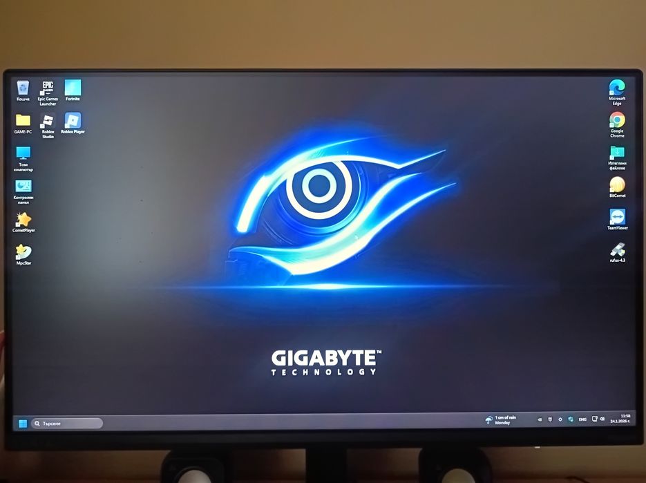 Геймърски компютър и монитор