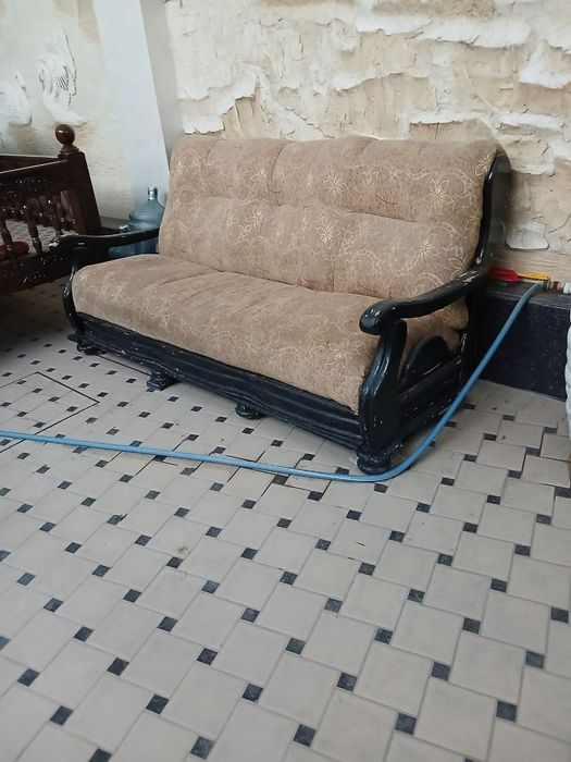 2ta divan sotiladi