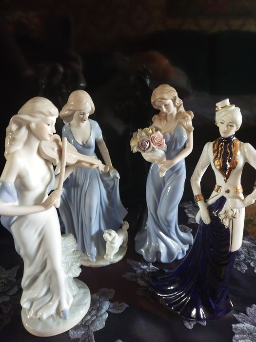 Статуэтки фарфоровые