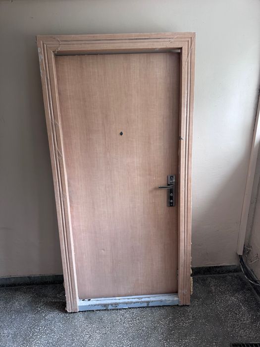 Метална входна врата