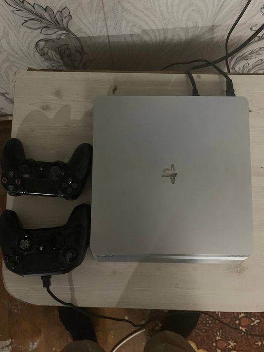 Продаю PlayStation 4 slim в отличном состоянии!