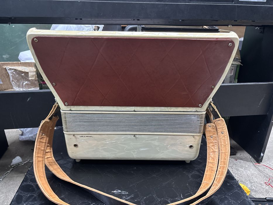 Acordeon Hangstrom cu 120 de basi