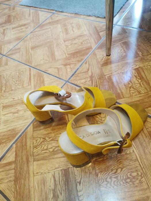 Vând sandale galbene