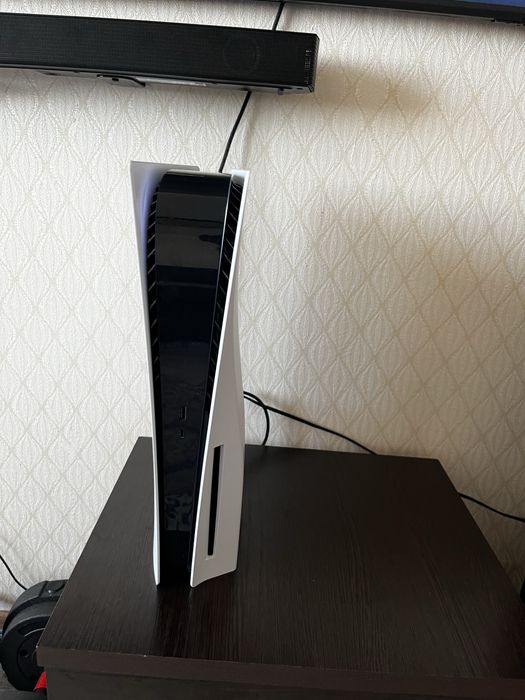 Продам PlayStation 5 + 2 геймпада + 6 игр