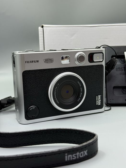 Моментальный Instax mini Evo
