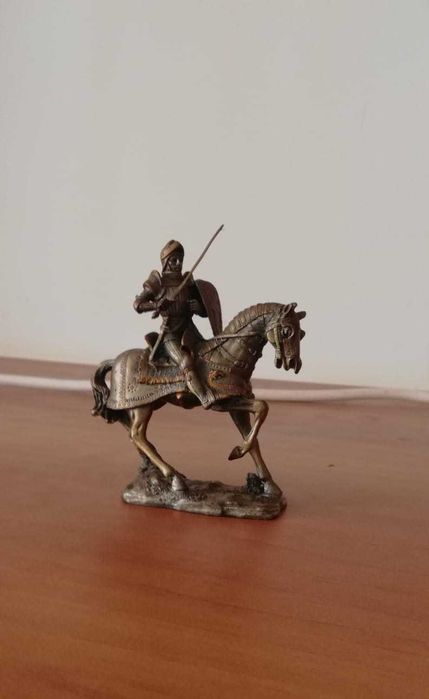 Statueta decorativa din bronz, cavaler medieval pe cal