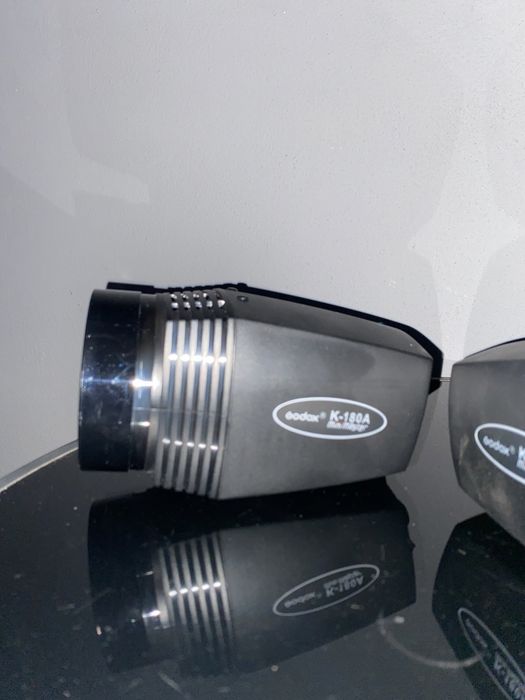 Vand 2 Lumini Godox K-180A