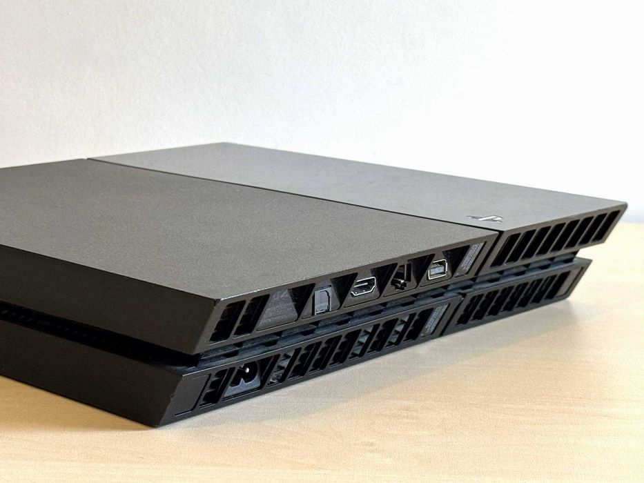 Бартер! Playstation 4 + 2 DualShock 4 контролера и 2 игри!