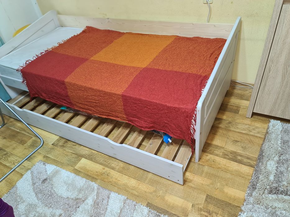 Кровать деревянная