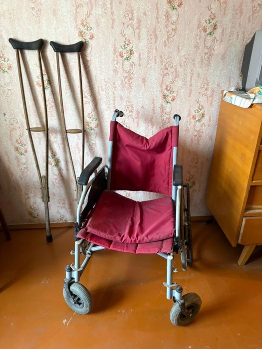 Инвалидное кресло, костыли