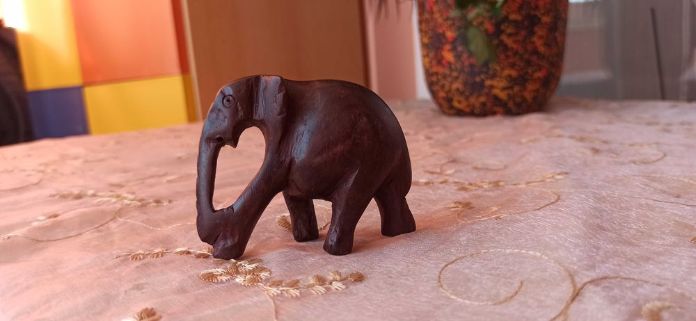 Ръчно резбовани дървени слонове Кения 3 бр-80 лв, дървена маска-45 лв.