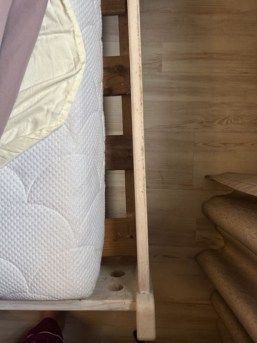 Продам двуспальную кровать с матрасом