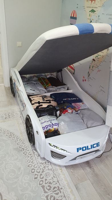 Детская кровать в форме машинки