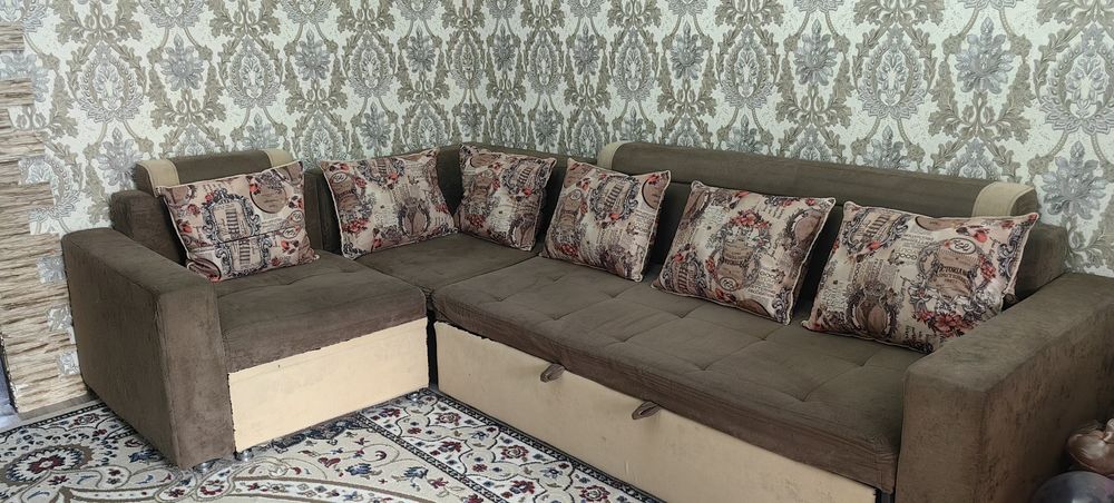 Продаётся диван угловой.