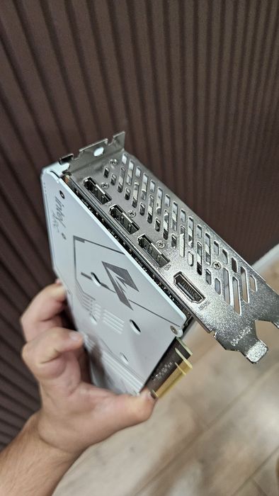 Intel Arc B580 12Gb  видеокарту
