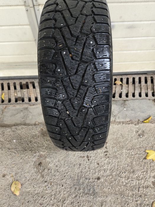 Шина 215/60/R17 отличном состоянии