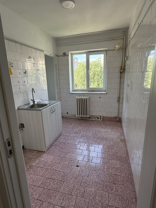 Vand apartament 3 camere, 65 mp (4.66 mp balcon), et 2/4, decomandat, zona Nord  ( Pedagogic )