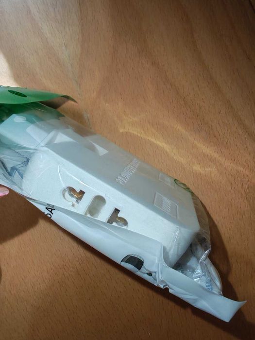 ултратънък въртящ се разклонител / преходник за контакт (180° Swivel Travel Converter).