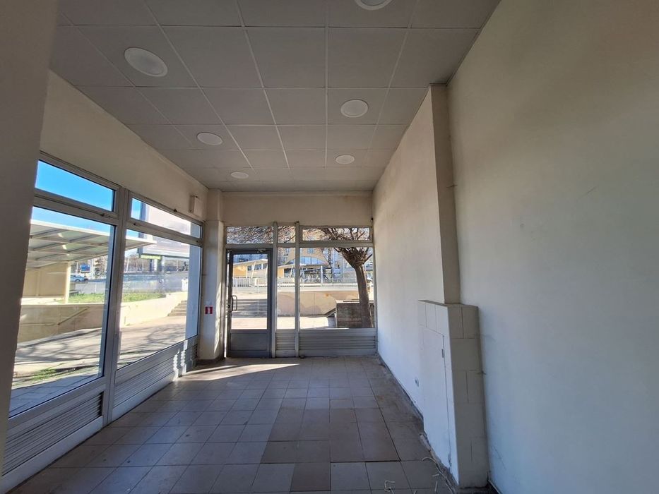 Ъглов магазин на 2 булеварда – 30 кв.м, витрини, топ поток до Сердика