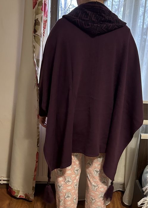 Poncho mov cu imprimeu si gluga, cu maneci si ciucuri XL si XXL
