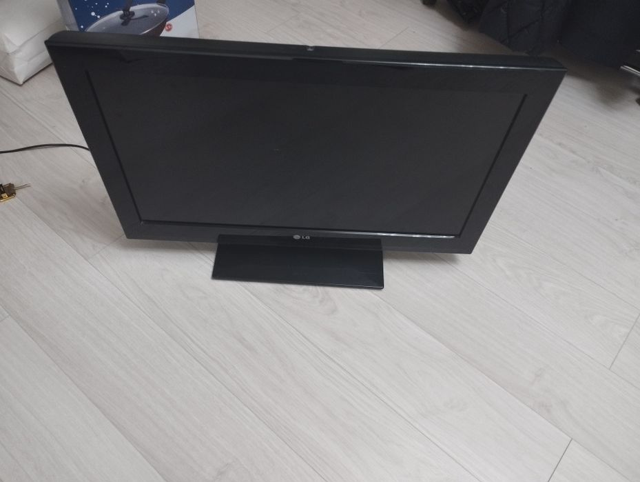 Продам срочно телевизор