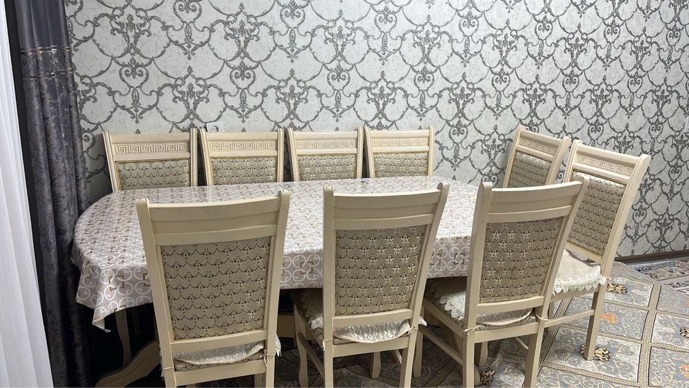 Стол и стулья для зала