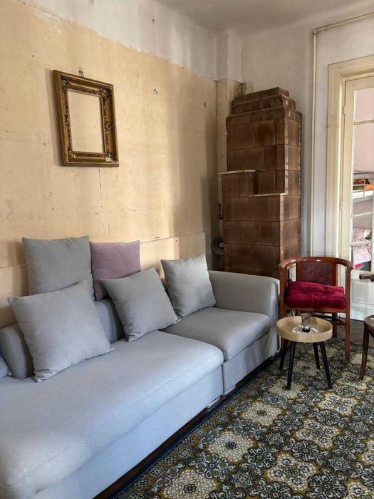 Închiriez casa cu 3 camere si curte de 90 mp