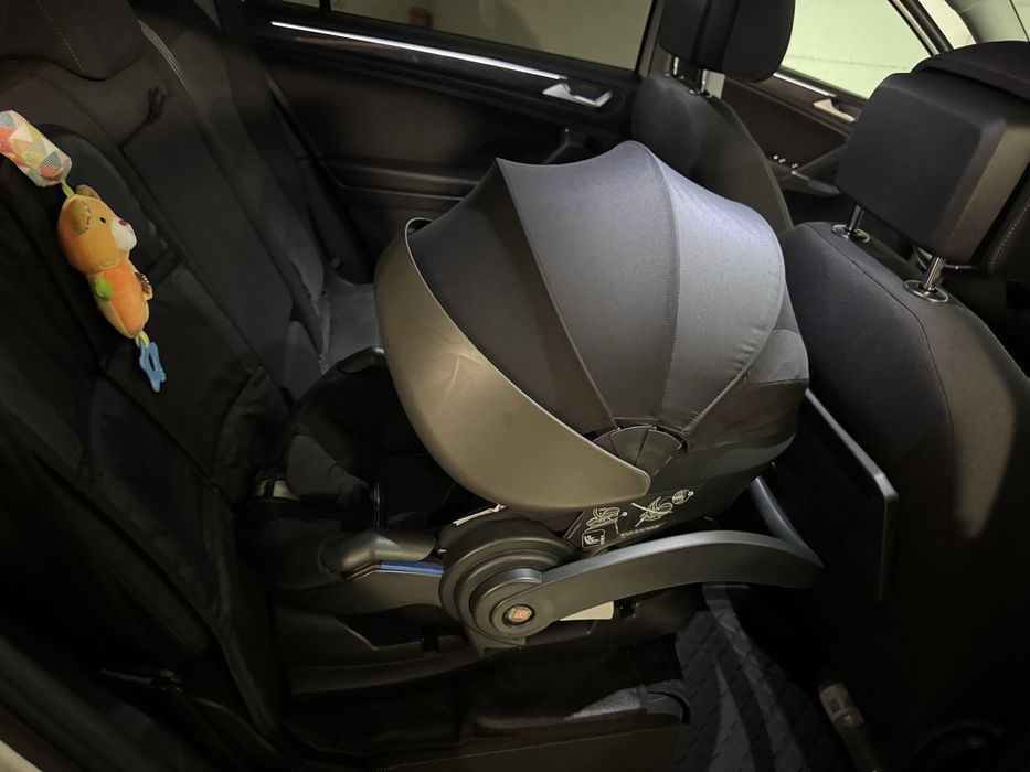 Vând scoică Stokke iZi Go Modular by BeSafe cu baza Isofix
