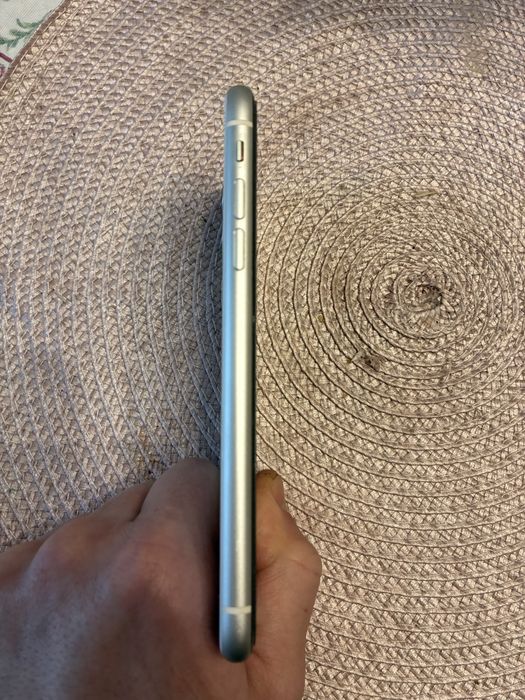 Iphone 11 64bg бял