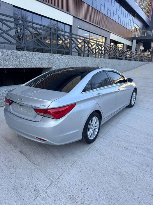 Srochna !!!Hyundai sonata juda yahshi xolatda 2010yil probeg80000