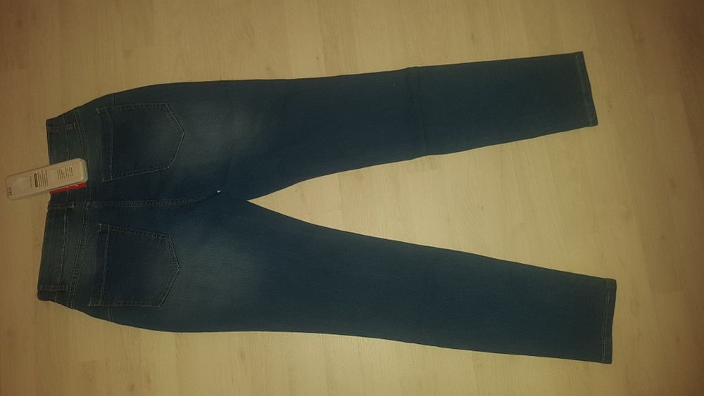 Blugi cu flori noi cu eticheta