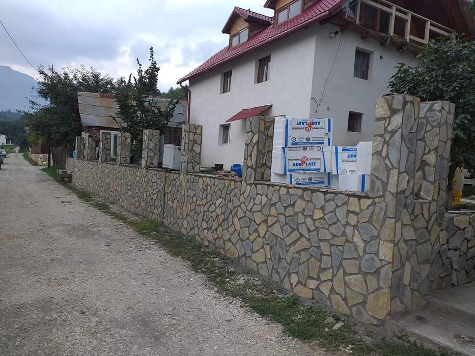 Vând piatră și montez oriunde în Țara.