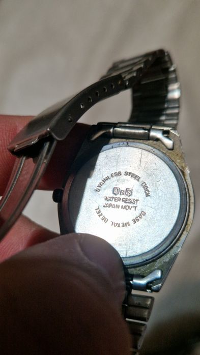 Часовник Q&Q с светещи стрелки