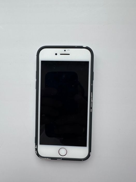 Белый телефон iPhone 7