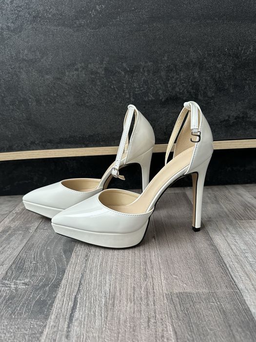 Бели обувки на еисок ток и платформа - подходящи за булчински обувки
