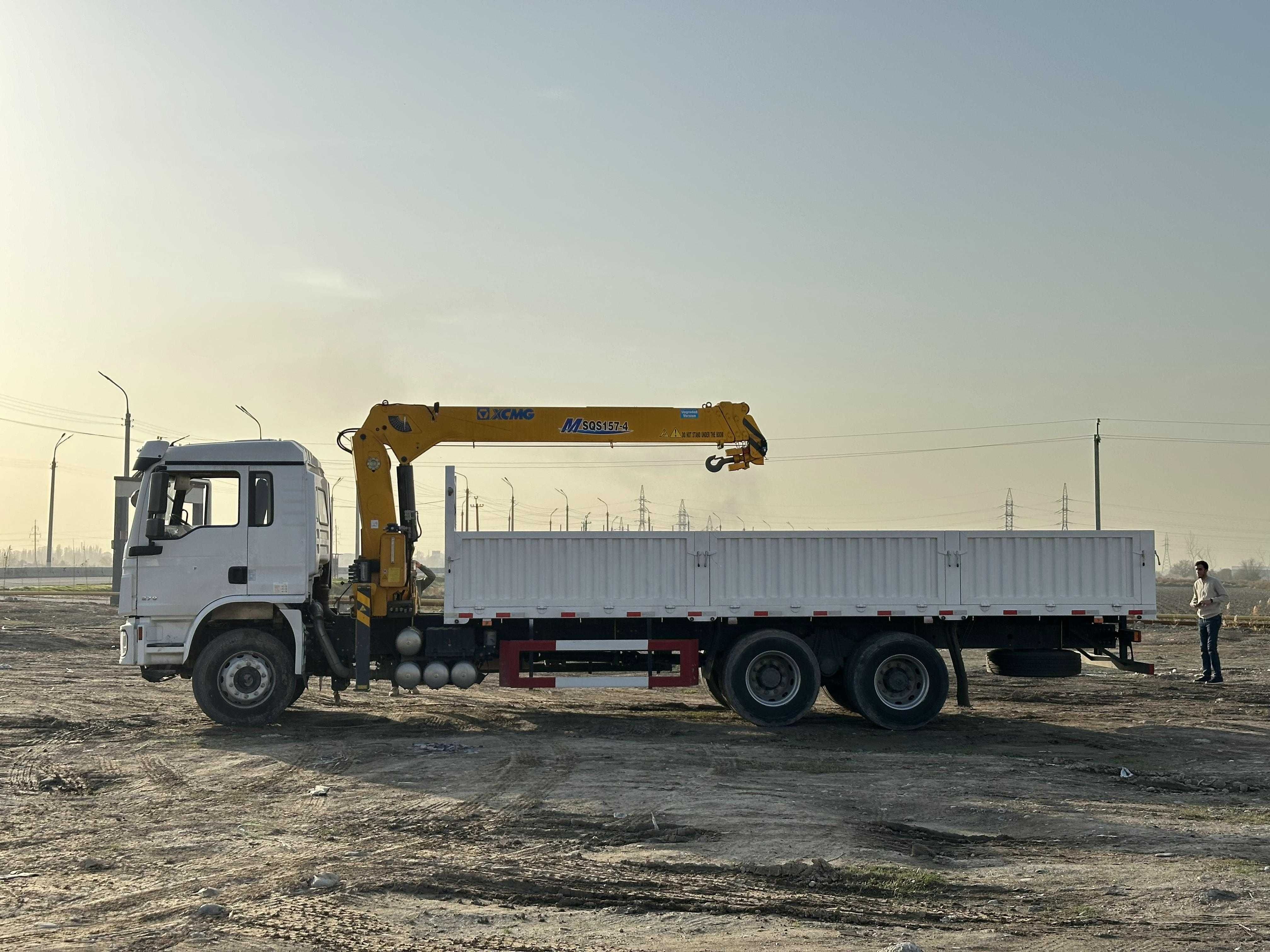 Манипулятор шахман. Daewoo Novus cl8cf с КМУ. Daewoo Novus грузовой бортовой. Дэу Новус 2019 манипулятор.