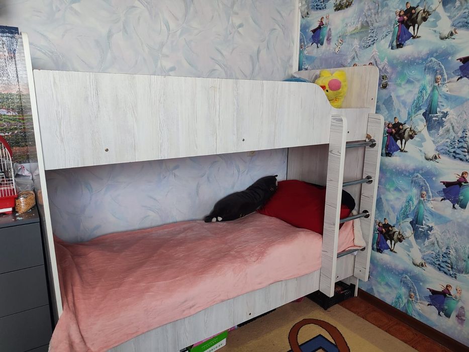 продается двухэтажная кровать