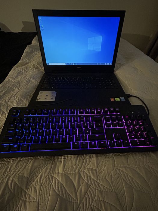 Vând laptop Dell Inspiron 3542 i7, funcțional, stare bună.