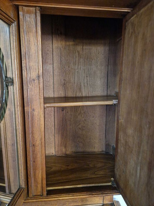 Резбован дъбов бюфет с огледални врати на две части