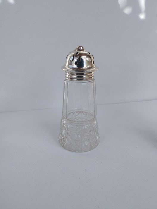 Винтидж английски шейкъри за сол, пудра захар или канела. 25 и 35 лв.