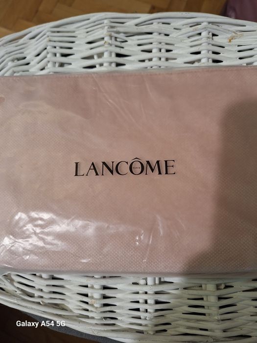 Дамски несесер на Lancome и спирала