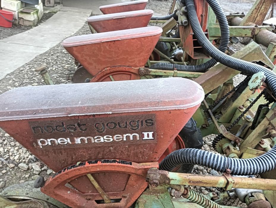 Semănătoare cu 4 rinduri porumb sau schimb cu vitei preț 5000 lei nego