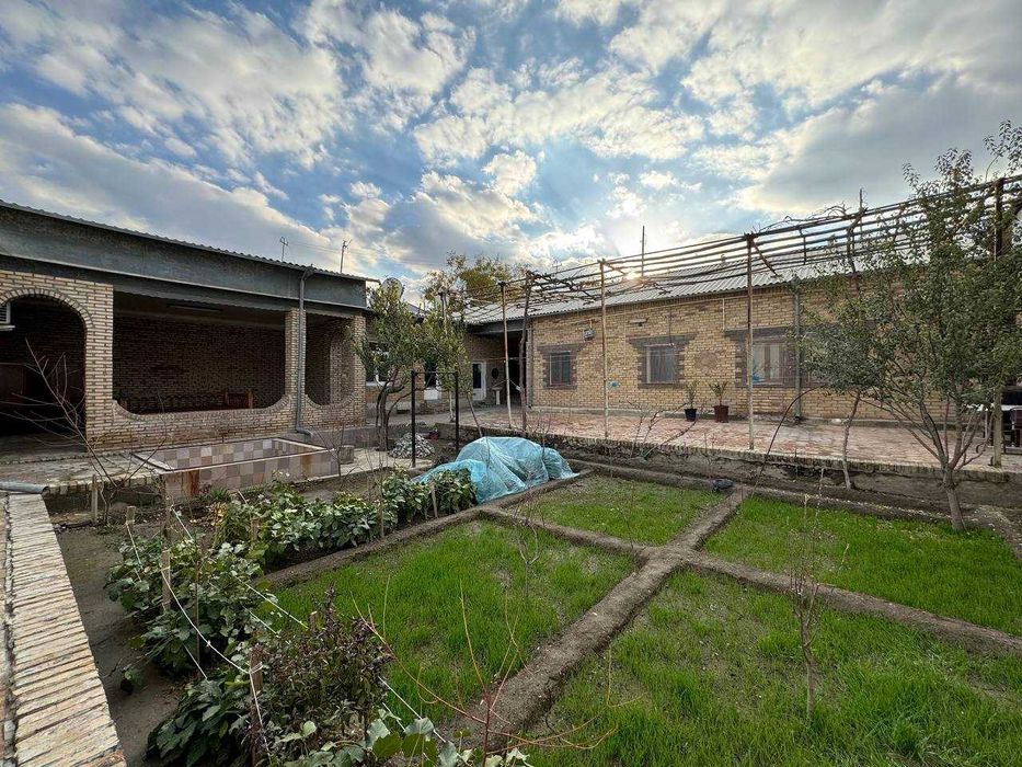 Tayyor 6 sotiqli hovli sotiladi.