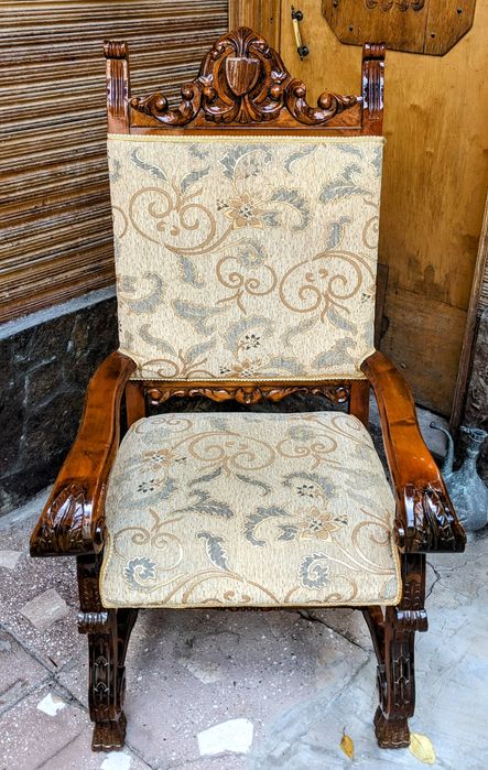 Кресло трон в наличии 2 штуки. Можно с реставрацией, можно без.