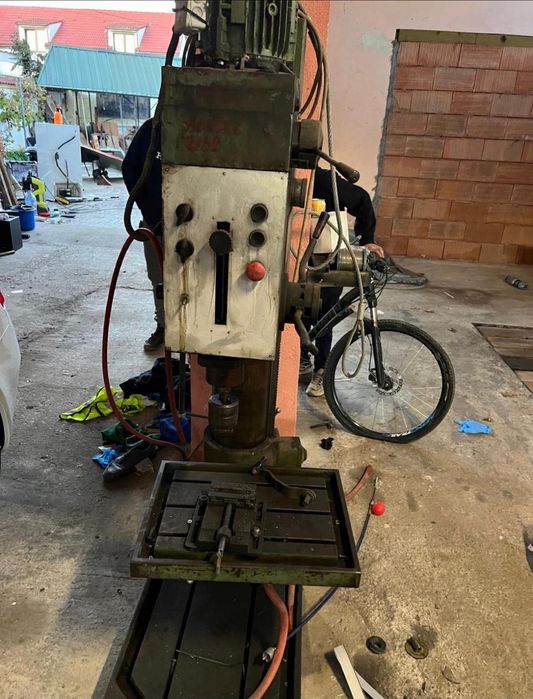 Mașină de găurit cu coloană